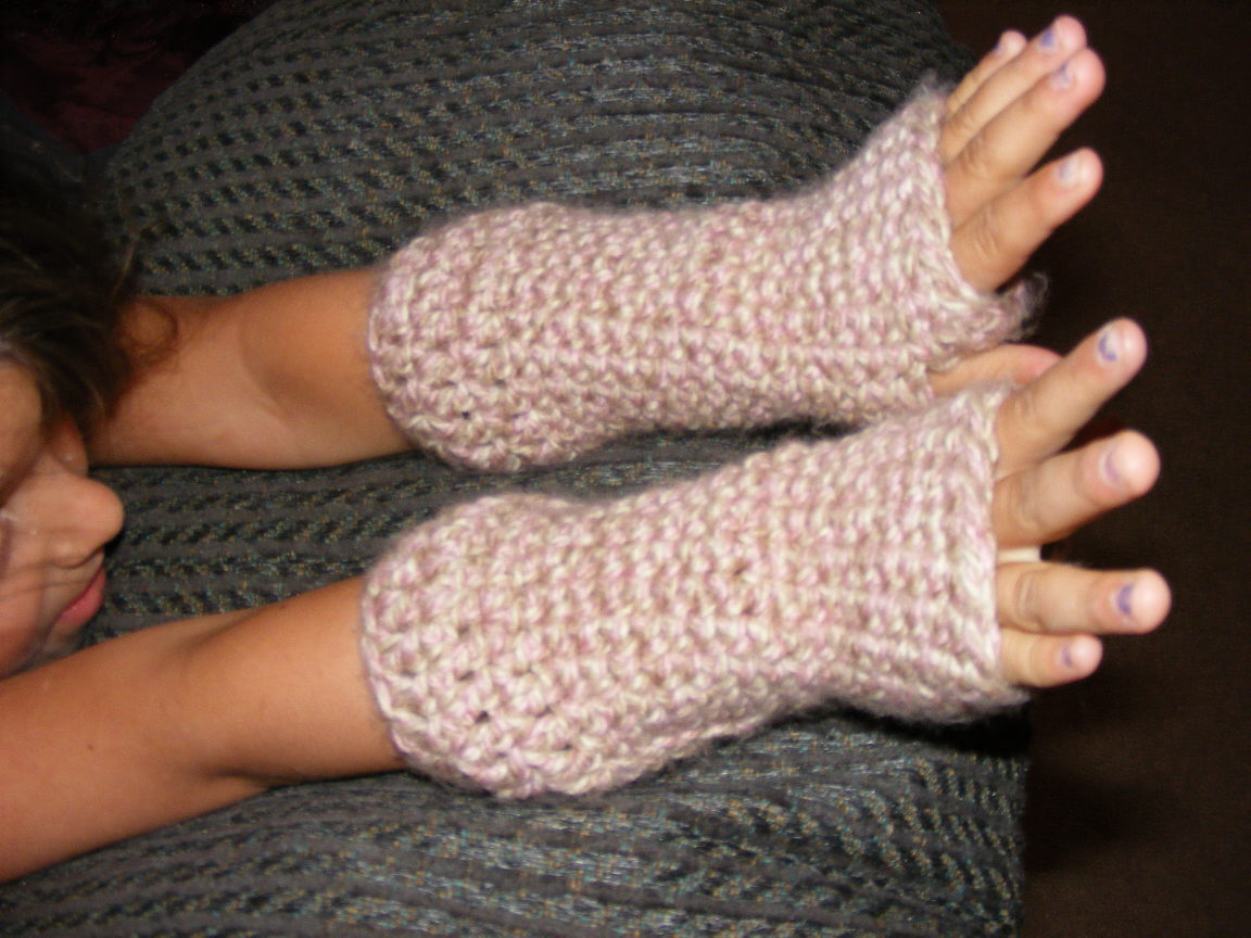 pinkwhitefingerlessgloves.gif